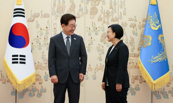 이재명 대통령이 1일 청와대에서 열린 임명장 수여식에서 한성숙 국무총리와 대화하고 있다. [연합뉴스]