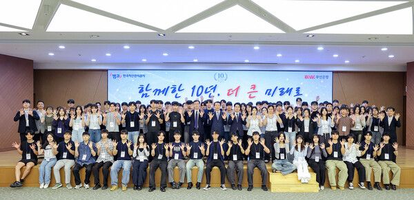 정정훈 캠코 사장(사진 가운데)이&nbsp;지난달 30일 부산국제금융센터(BIFC) 3층&nbsp;캠코마루에서 열린 ‘부산지역 대학생 역량강화 네트워크(BUFF) 10기 발대식’에서 김성주&nbsp;BNK&nbsp;부산은행장(사진 가운데에서 오른쪽)&nbsp;및 관계자들과 기념촬영을 하고 있다. [캠코]
