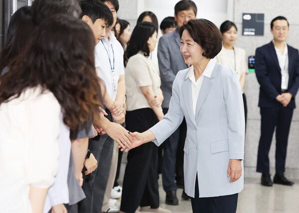 추미애 경기도지사가 1일 경기도 수원시 영통구 경기도청으로 출근하며 직원들과 인사하고 있다. [연합뉴스]
