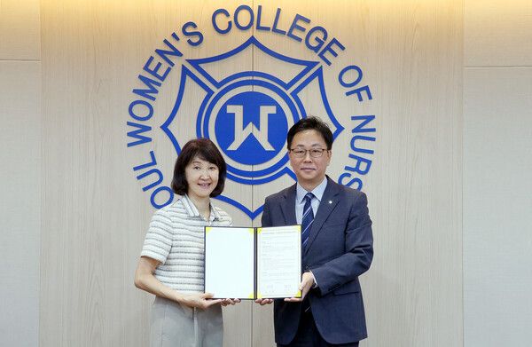 이봉재 신한은행 기관·제휴영업그룹장(오른쪽)과 김숙영 서울여자간호대학교 총장이 지난 6월 30일 서울시 서대문구 서울여자간호대학교에서 진행된 상호공동발전 업무협약식에서 기념촬영을 하고 있다. [신한은행]
