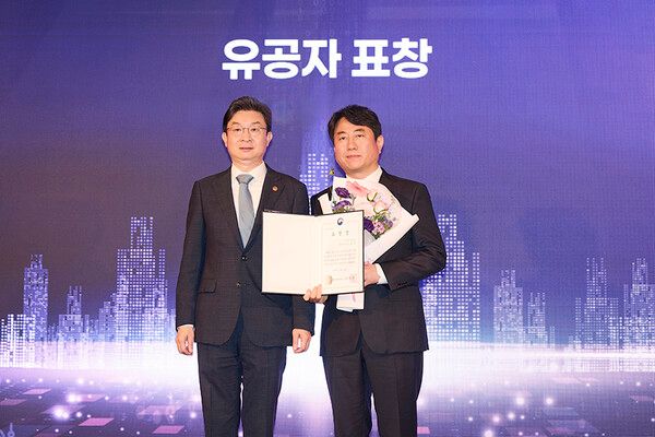  김근수 카카오뱅크 부대표(오른쪽)와 이억원 금융위원회 위원장이 10일 열린 금융보안원 주최 정보보호의 날 기념 행사에서 금융위원장 표창을 수상하고 있다. [카카오뱅크]