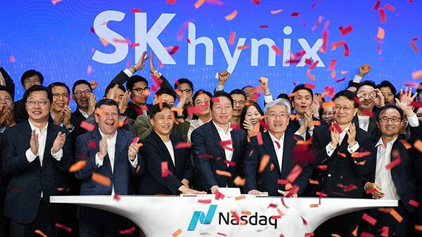 최태원 SK그룹 회장, 곽노정 SK하이닉스 CEO, 고승범 SK하이닉스 사외이사 겸 이사회 의장이 10일 오전(현지시간) 미국 뉴욕 나스닥 마켓사이트에서 열린 ‘오프닝 벨’ 행사에서 타종하며 나스닥 미국주식예탁증서(ADR) 거래 개시를 알리고 있다. [SK하이닉스]
