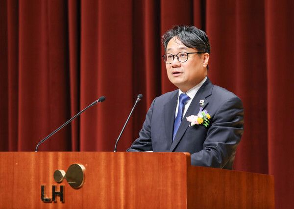 이성훈 LH 신임 사장이 지난 6일 경남 진주 LH 본사에서 열린 제7대 사장 취임식에서 취임사를 하고 있다. [LH]