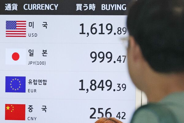 달러 강세에 고환율이 계속되는 가운데 지난 2일 인천국제공항 제2여객터미널 출국장에 자리한 은행 환전창구에 원·달러 환율이 표시돼 있다. [연합뉴스]