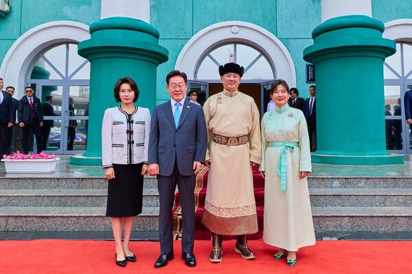 이재명 대통령과 김혜경 여사가 11일 몽골 울란바타르 국립체육경기장에서 열린 나담축제 개막식에서 오흐나 후렐수흐 대통령, 롭상도르지 벌러르체첵 여사와 기념촬영을 하고 있다. [연합뉴스]