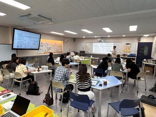 경남교육청이 경력 5년 이내 과학교사를 대상으로 디지털 전환(DX) 역량 강화 직무연수를 진행하고 있다. [경남교육청]