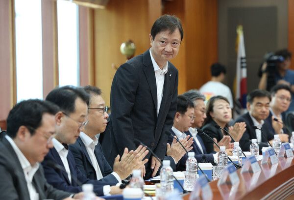 이찬진&nbsp;금융감독원장이 13일 서울 영등포구 금융투자협회에서 열린 자산운용사 CEO 간담회에서 발언에 앞서 인사하고 있다. [연합뉴스]