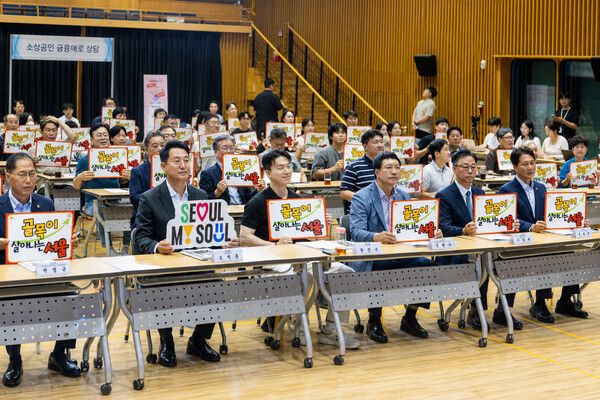 13일&nbsp;서울시청&nbsp;본관&nbsp;다목적홀에서&nbsp;진행된&nbsp;‘서울시&nbsp;소상공인과&nbsp;함께하는&nbsp;성공&nbsp;두드림&nbsp;세미나’에서&nbsp;이봉재&nbsp;기관·제휴영업그룹장(앞줄&nbsp;오른쪽&nbsp;두번째),&nbsp;오세훈&nbsp;서울시장(앞줄&nbsp;왼쪽&nbsp;두번째),&nbsp;전성호&nbsp;땡겨요사업단&nbsp;대표(앞줄&nbsp;오른쪽&nbsp;첫번째)&nbsp;및&nbsp;관계자들이&nbsp;기념촬영을&nbsp;하고&nbsp;있다. [신한은행]
