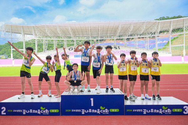 지난 11일 경기도 광주시 G스타디움 육상경기장에서 열린 ‘제42회 교보생명컵 꿈나무체육대회’ 육상 4×100m 계주에서 1~3위를 차지한 선수들이 시상대에 올라 메달을 들고 기념촬영을 하고 있다. [교보생명]