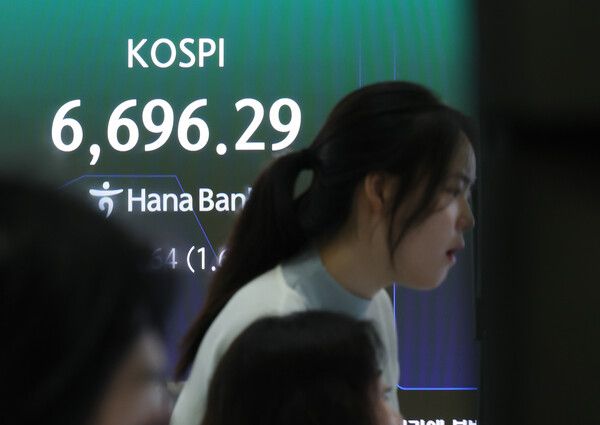 14일 서울 중구 하나은행 딜링룸 모습. [연합뉴스]