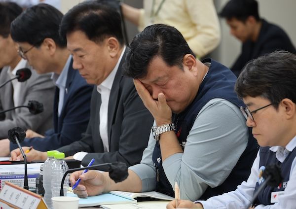 지난 9일 정부세종청사 최저임금위원회에서 열린 제13차 전원회의에서 근로자위원인 류기섭 한국노총 사무총장이 사용자위원인 양옥석 중소기업중앙회 인력정책본부장의 발언을 들으며 심각한 표정을 짓고 있다. [연합뉴스]