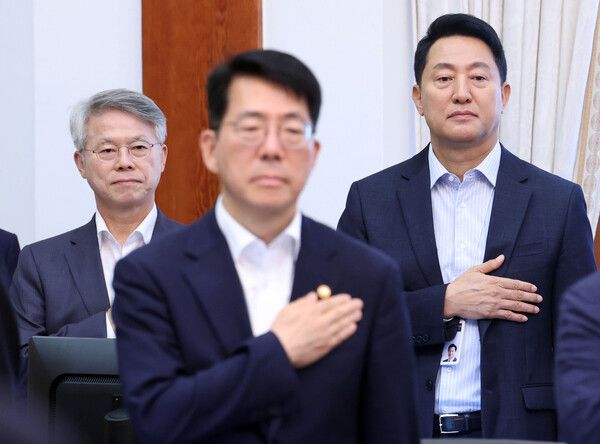 민형배 전남광주통합특별시장(뒷줄 왼쪽부터)과 오세훈 서울시장이 14일 청와대에서 이재명 대통령 주재로 열린 국무회의에서 국기에 경례하고 있다. [연합뉴스]