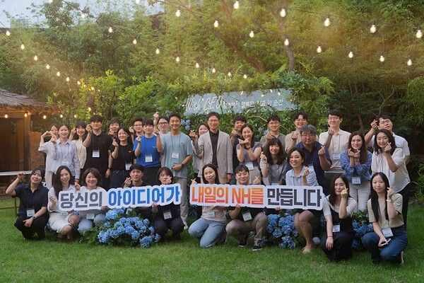 강태영 NH농협은행은행장(가운데)이 13일 상품·제도 혁신을 이끄는 직원들과 소통의 시간을 갖고 기념촬영을 하고 있다. [NH농협은행]