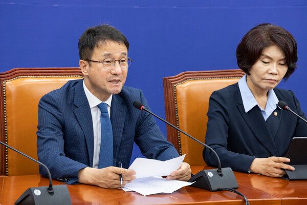 더불어민주당 한병도 당 대표 직무대행 겸 원내대표가 14일 국회에서 열린 원내대책회의에서 발언하고 있다. [연합뉴스]