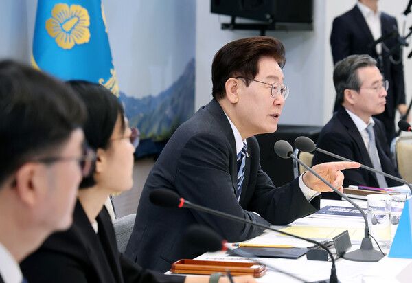 이재명 대통령이 15일 청와대 영빈관에서 열린 부처 업무보고에서 참석 기관장들에게 질문하고 있다. [연합뉴스]