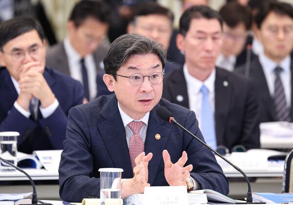 이억원 금융위원장이 15일 청와대 영빈관에서 열린 이재명 대통령 주재 부처 업무보고에서 발언하고 있다. [연합뉴스]
