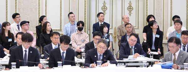 15일 이재명 대통령 주재로 청와대 영빈관에서 열린 부처 업무보고에 국민참여단이 참석해 있다. 이 대통령 취임 후 두 번째인 이번 업무보고에는 매회 20여명의 '국민 참여단'이 참석한다. [연합뉴스]