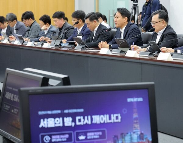 오세훈 서울시장이 15일 서울시청에서 열린 '야간경제 활성화'를 위한 정례간부회의에 참석해 발언하고 있다. [연합뉴스]