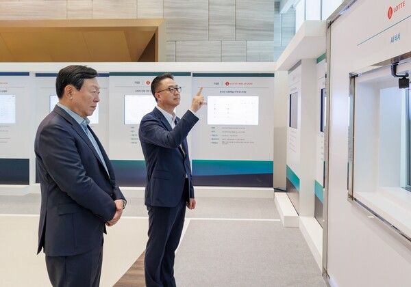 롯데는 15일 롯데월드타워에서 '2026 하반기 VCM'을 개최했다. 본 회의에 앞서 그룹 AX 추진 현황 및 사례를 소개하는 'AI 에이전트 전시'를 진행했다. (왼쪽에서부터) 신동빈 롯데 회장이 황민재 롯데지주 경영혁신실장으로부터 음성과 모션 인식 기반 'AI 비서'에 대한 설명을 듣고 있다. [롯데그룹]