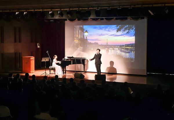지난 9일 서울 종로구 교보생명빌딩에서 열린 우수고객 초청 예술문화 프로그램 ‘살롱 드 교보’에서 팝페라 테너 강명보가 피아노 선율에 맞춰 공연을 선보이고 있다. [교보생명]