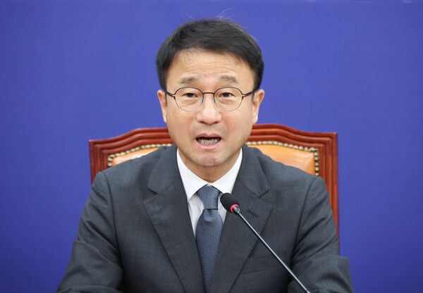 더불어민주당 한병도 당 대표 직무대행 겸 원내대표가 16일 국회에서 열린 정책조정회의에서 발언하고 있다. [연합뉴스]