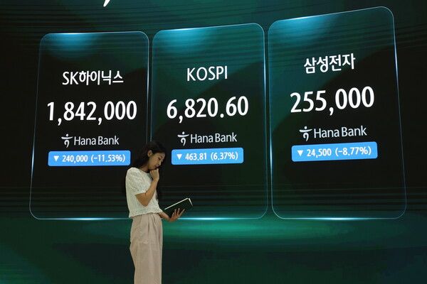 16일 서울 중구 하나은행 딜링룸 모습. [연합뉴스]