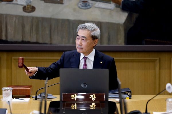 신현송 한국은행 총재가 16일 서울 중구 한국은행에서 열린 금융통화위원회 본회의에 참석해 의사봉을 두드리고 있다. [연합뉴스]