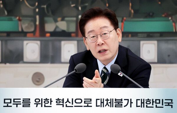 이재명 대통령이 16일 청와대 영빈관에서 열린 부처 업무보고에서 참석 기관장에게 질문하고 있다. [연합뉴스]