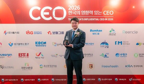 최요한 보람그룹 상무가 ‘2026 한국의 영향력있는 CEO’ 시상식에서 대리수상을 한 뒤 기념촬영을 하고 있다. [보람그룹]
