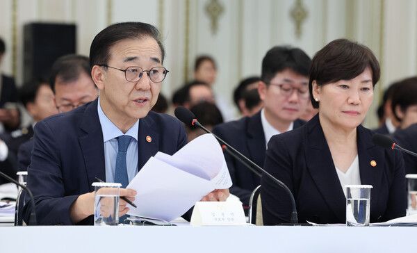 김윤덕 국토교통부 장관이 16일 청와대 영빈관에서 열린 이재명 대통령 주재 부처 업무보고에서 보고하고 있다. [연합뉴스]