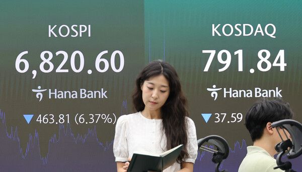 16일 서울 중구 하나은행 딜링룸 모습. [연합뉴스]