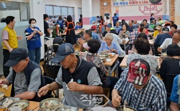 목포시노인복지관이 지역사회 기관및 단체와 힘을 모아 지역어르신들을 초청해 14일 복달임행사를 하고 있다. [윤시현 기자]