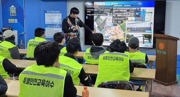 현장에서 AI 통번역을 통해 외국인 근로자를 대상으로 교육을 진행하고 있다. [동부건설]