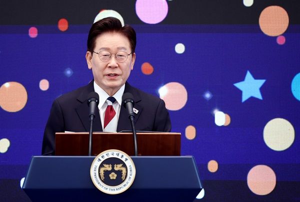 이재명 대통령이 17일 청와대 영빈관에서 열린 '빛의 위원회' 출범기념 시민초청행사에서 인사말을 하고 있다. [연합뉴스]