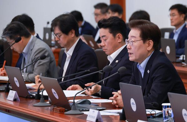 이재명 대통령이 2일 청와대에서 수석보좌관회의를 주재하고 있다. [연합뉴스]