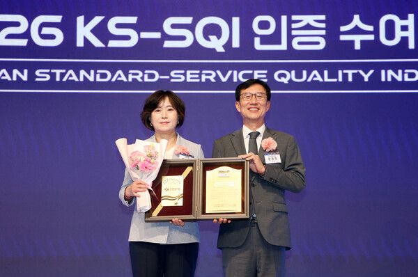 박현주 신한은행 소비자보호그룹장(왼쪽)과 문동민 한국표준협회장이 2일 서울시 중구 소재 롯데호텔에서 진행된 ‘2026 KS-SQI 인증 수여식’에서 기념촬영을 하고 있다. [신한은행]