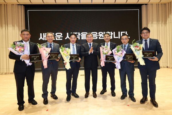 대우건설 2026 기술명인 6인이 명인패를 들고 기념촬영을 하고 있다. [대우건설]