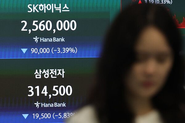 지난 1일 하나은행 딜링룸 모습. 삼성전자와 SK하이닉스가 1일 각각 5%대와 3%대의 낙폭을 보이며 정규장 거래를 종료했다. [연합뉴스]