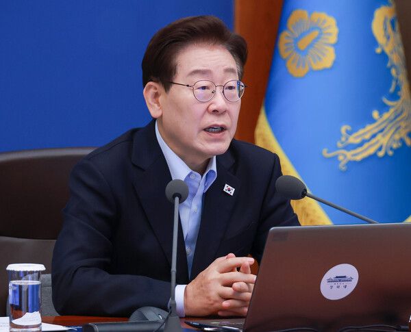 이재명 대통령이 2일 청와대에서 열린 수석보좌관회의에서 발언하고 있다. [연합뉴스]