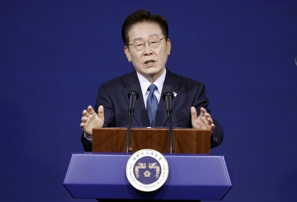 이재명 대통령이 2일 충남 아산시에서 열린 충청권 첨단산업 발전비전 국민보고회에서 축사를 하고 있다. [연합뉴스]