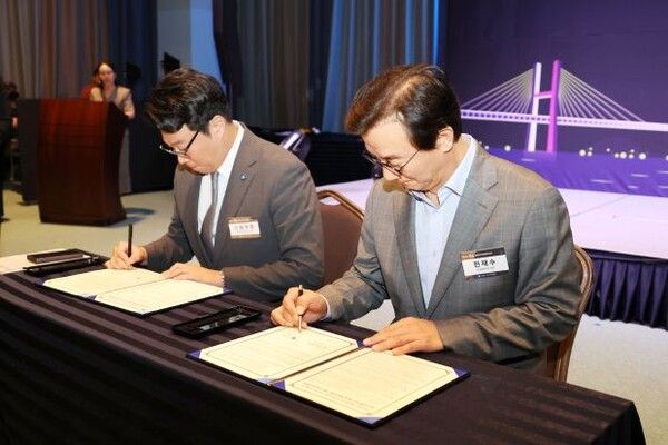 전재수 부산시장(오른쪽)과 신솔푸름 경영인증평가원장이 아스티부산에서 명문향토기업 경쟁력 강화를 위한 국제표준(ISO) 인증 지원 업무협약을 체결하고 있다. [부산시]
