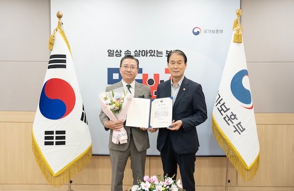 웅진프리드라이프가 6년간 현충원 봉사 등의 공로를 인정 받아 국가보훈부 장관 표창을 수상했다. [웅진프리드라이프]