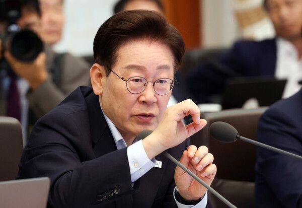 이재명&nbsp;대통령이 21일 청와대에서 열린 국무회의에서 발언하고 있다. [연합뉴스]