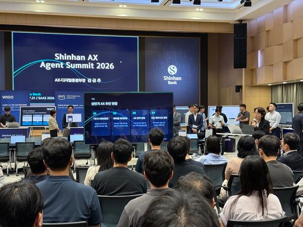 21일 서울 중구 신한은행 본점 대강당에서 열린 ‘Shinhan AX Agent Summit 2026’에서 김금주 신한은행 AX·디지털총괄부장이 참석자들에게 주요 내용을 설명하고 있다. [신한은행]