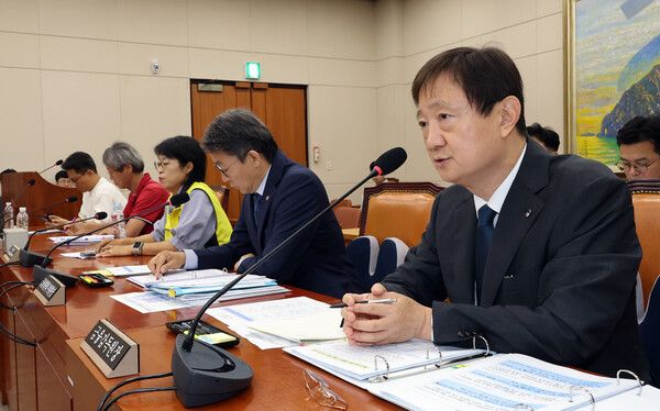 이찬진 금융감독원장(오른쪽 첫 번째)이 21일 국회에서 열린 홈플러스 회생 관련 정무위원회 간담회에서 의원 질의에 답하고 있다. 오른쪽부터 이찬진 금융감독원장, 권대영 금융위 부위원장, 안수용 마트노조 홈플러스 지부장, 이의환 홈플러스 물품구매전단채 피해자 비대위 집행위원장, 김병국 홈플러스 입점점주협의회장. [연합뉴스]