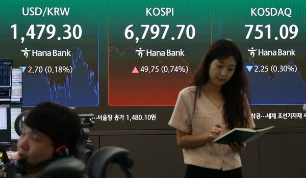 22일 서울 중구 하나은행 딜링룸 모습. [연합뉴스]