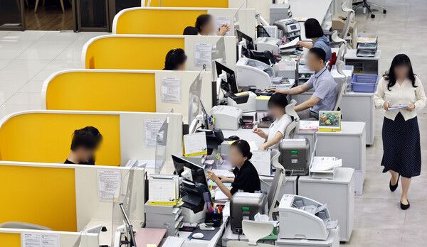 한국은행의 기준금리 인상 이후 시중은행들이 예·적금 금리를 잇달아 조정하고 있다. [연합뉴스]