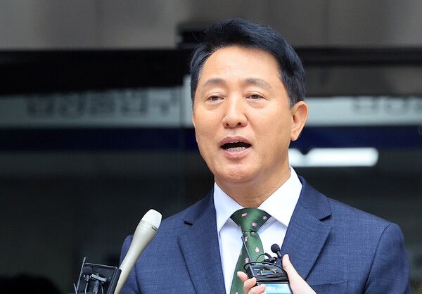 정치 브로커 명태균씨로부터 여론조사 결과를 받아보고 후원자에게 비용을 대납하게 한 혐의로 기소된 오세훈 서울시장이 22일 오후 서울 서초구 서울중앙지법에서 열린 선고 공판을 마친 뒤 법정을 나서며 취재진의 질문에 답하고 있다.[연합뉴스]