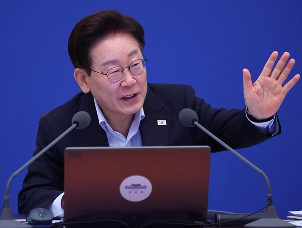 이재명 대통령이 21일 청와대에서 열린 국무회의에서 발언하고 있다. [연합뉴스]