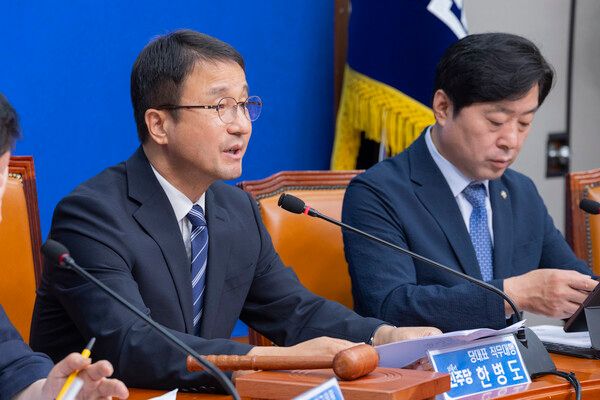 더불어민주당 한병도 당 대표 직무대행 겸 원내대표가 22일 국회에서 열린 최고위원회의에서 검찰 개혁 완성에 대해 발언하고 있다. [연합뉴스]
